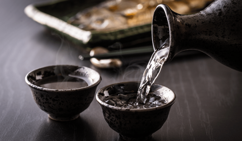 Panbado Service à Saké Japonais en Porcelaine - 4 Tasses 1 Carafe